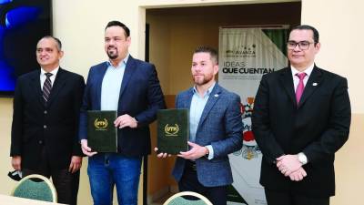 Las autoridades de la Universidad Tecnológica de Honduras junto al CEO de la empresa Coincaex después de firmar el convenio educativo. Foto: Yoseph Amaya.