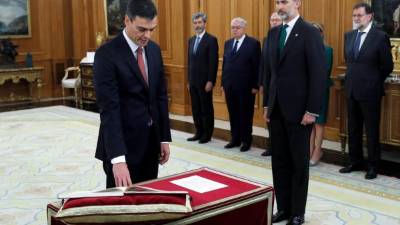 Sánchez prestó juramento en presencia del rey Felipe VI.
