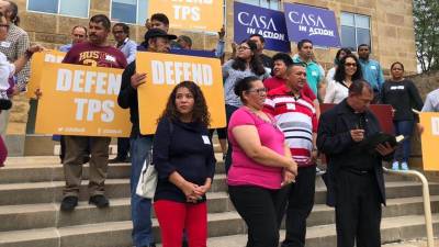 Los activistas durante la rueda de prensa.