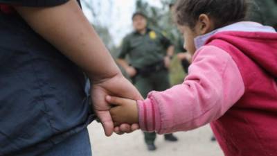 Las autoridades estadounidenses han separado más de 2,000 niños de sus padres en la frontera./AFP.