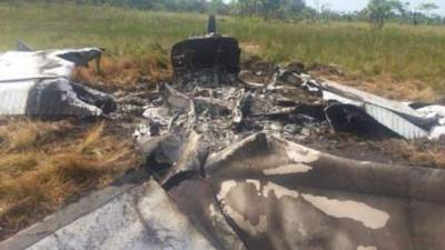 La vioneta se incendió al estrellarse.