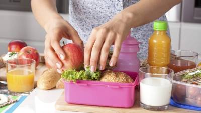 Lo recomendable en las loncheras de los niños es un equilibrio de frutas, verduras, granos integrales y lácteos bajos en grasa.