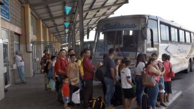 Varios usuarios en la terminal no sabían del nuevo incremento al precio del bus interurbano.