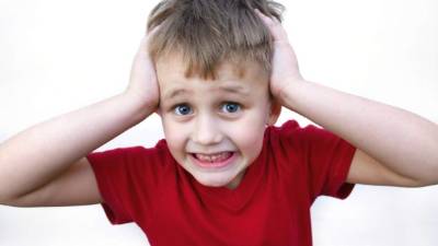 Los niños con estrés pueden padecer de fuertes dolores de cabeza y también molestias estomacales.