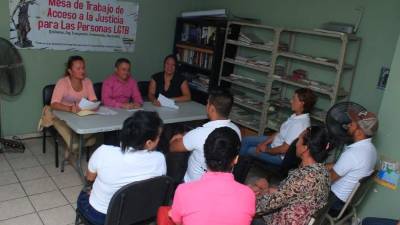 Los miembros de la comunidad LGBT en San Pedro Sula se reunieron en conferencia para planificar las actividades. Foto: Jorge Monzón