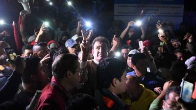 Salvador Nasralla en el cuartel de los Cobras cuando estos se negaban a salir a reprimir al pueblo / AFP PHOTO / ORLANDO SIERRA