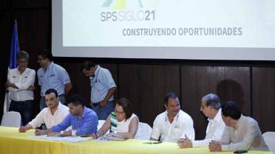 Los representantes de los estudiantes, la vicerrectora de Unitec, Ana Lafitte, y William Hall de Siglo 21. Foto: Wendell Escoto