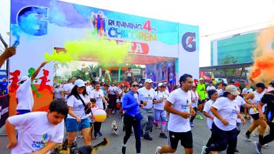 Participantes corren tras el pitazo inicial. Fotos: Melvin Cubas