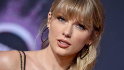 Taylor Swift dijo que comenzó a grabar de nuevo sus canciones antiguas, después de que un fondo de inversión haya adquirido los derechos de sus seis primeros álbumes por un valor de 300 millones de dólares.