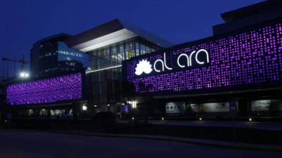 El nombre Altara está iluminado con un sistema capaz de hacer 60 mil combinaciones de colores en sintonía con la fuente ubicada en la entrada principal.
