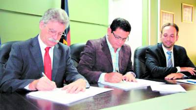 Este es el momento cuando se firmaba el convenio con el Gobierno alemán.