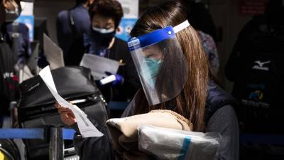 Una viajera espera en el Aeropuerto Internacional de Los Ángeles (EE.UU.), en una fotografía de archivo. EFE/Etienne Laurent