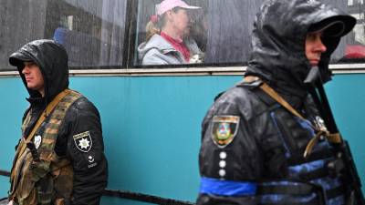 Decenas de personas escapan de Irpin ante el asedio de las tropas rusas.