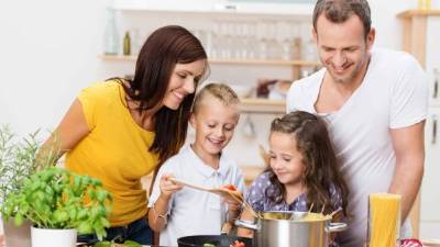 Cocinar en familia es otra experiencia divertida para los niños.