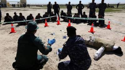 Policías federales iraquíes recibían indicaciones de militares españoles durante un entrenamiento militar como parte de un programa de la OTAN, en la base militar de Basmaya, al sur de Bagdad, Irak, en 2018.