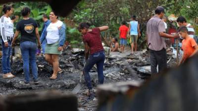 Algunas de las personas que perdieron sus casas por el incendio en el bordo de la colonia Primavera de San Pedro Sula. Foto: Joseph Amaya.