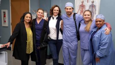 Los protagonistas de Grey’s Anatomy con la directora Deborah Pratt durante las grabaciones de los últimos capítulos de la temporada 16.