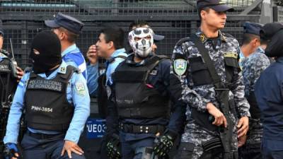 Los policías cobras se han atrincherado en un cuartel en Tegucigalpa y rechazan reprimir a la gente que protesta denunciando un fraude electoral en las calles. / AFP PHOTO / ORLANDO SIERRA