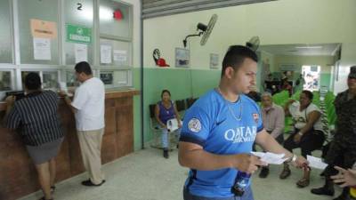 Un paciente se retira de la ventanilla con sus recetas porque no hay los fármacos que el médico les recetó.