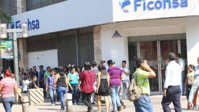 Los hondureños confían sus depósitos en la banca nacional.