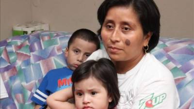 El drama de la reunificación de una pareja de guatemaltecos y de su hijo de 10 años que cruzó solo la frontera de Texas refleja el incremento del ingreso de indocumentados menores de edad y la incapacidad que tiene el Gobierno estatal para acogerlos tras su detención. EFE