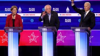 Los precandidatos demócratas Elizabeth Warren y Joe Biden arremetieron contra Sanders en debate./AFP.