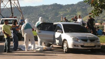 Dentro de este vehículo fue encontrado el cadáver de un hombre.
