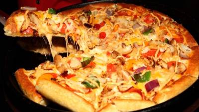 La Pizza California está elaborada con ingredientes frescos que hacen que tenga una fusión de sabores diferente.