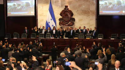 Los miembros directivos del Congreso Nacional, período 2014-2018, al ser juramentados por el presidente Mauricio Oliva Herrera en la segunda sesión preparatoria, celebrada ayer.