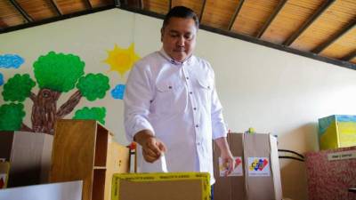 Javier Bertucci al momento de depositar su voto en la urna.