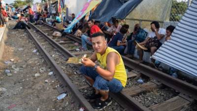 Integrantes de la caravana migrante de hondureños permanecen en ciudad Hidalgo, en el estado de Chiapas.