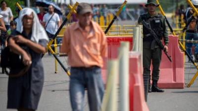 Un escolta de la Guardia Nacional de Venezuela en el Puente Internacional Francisco de Paula Santander. AFP/Archivo