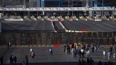 Los agentes llegaron en al menos una decena de autobuses y fueron desplegados con equipo antimotines en las inmediaciones de la unidad deportiva 'Benito Juárez'. Foto: AFP