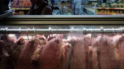 Productos cárnicos son exhibidos en un supermercado de Río de Janeiro.