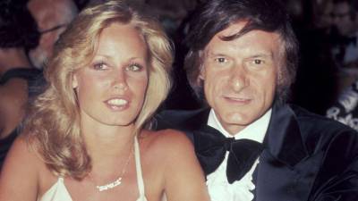Sondra Theodore con Hugh Hefner en una foto de archivo.