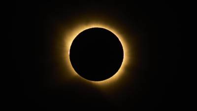 Un largo eclipse solar sorprendió este miércoles a millones de personas en distintas partes del mundo, luego de recorrer durante casi cuatro horas y media amplias zonas de Norteamérica, Europa y el oeste de África, antes de alcanzar su fase de totalidad en España. EFE