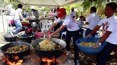 Para la realización del dulce los trabajadores del puerto Salvador Allende utilizaron 16 canastos de mango maduro, 40 baldes de jocotes, 150 atados de dulce, 2 sacos de groceas, 50 cocos, canela y clavo de olor.