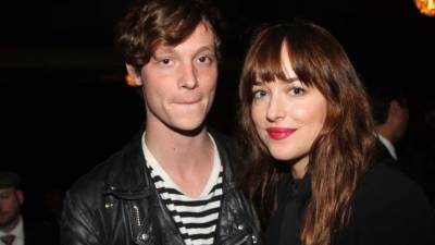 La actriz Dakota Johnson y el músico Matthew Hitt.