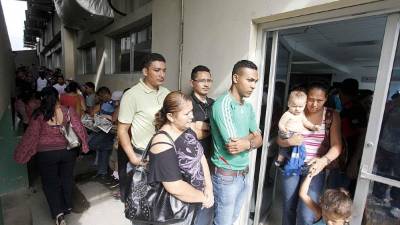 Más de 500 personas llegaron ayer con la esperanza de recibir su dinero adeudado desde el año 2013. Foto: Wendell Escoto.
