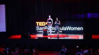 Daniela Naranjo durante su charla “Des-codificar a la mujer” en el TEDx Women. Foto: Franklyn Muñoz