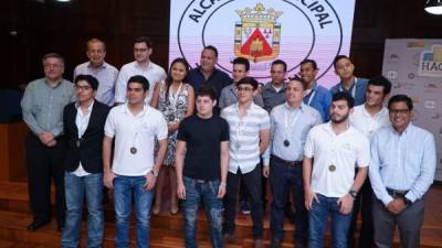 Los tres grupos ganadores recibieron el reconocimiento especial del alcalde, Armando Calidonio.