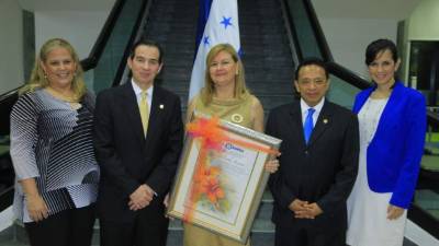 Maríalex Boesch, Julio Melara, Lourdes Fernández, Carlos Amaya y Ana Cálix. Fotos: Jorge Gonzales.