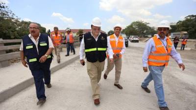 El ministro Ordóñez, junto a los representantes de la constructora. Foto: Yoseph Amaya