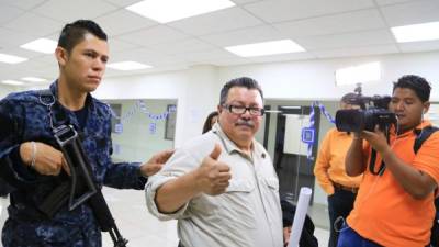 Óscar Kilgore, exalcalde de San Pedro Sula a su llegada a los tribunales sampedranos.