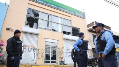 Los vidrios de las ventanas de varios negocios en la capital fueron destruidos por los actos vandálicos de simpatizantes de la Alianza.