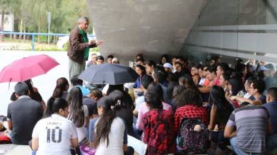 Alumnos recibiendo la clase de Derecho Romano.