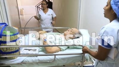 El estado de salud de José de la Paz Herrera ha mejorado. Momentos en que abandonaba el área de cuidados intensivos.
