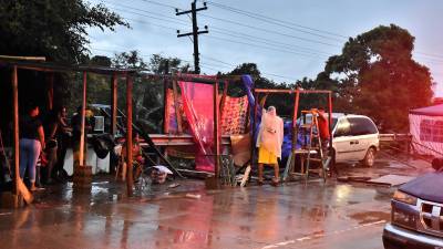 Pobladores se instalan a orillas de la carretera en La Lima, Cortés (Honduras).