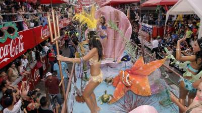 Miles de personas se deleitaron con el desfile de carrozas y comparsas.