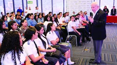 <b>El empresario Roger Valladares fue uno de los oradores, que dio consejos a los colegiales para buscar la superación.</b>